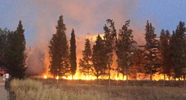 Espectacular incendio en el antiguo camping del Circo Romano