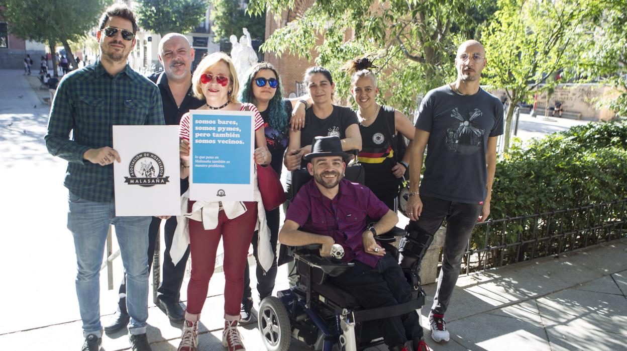 Carteles con las quejas del sector en la plaza del Dos de Mayo