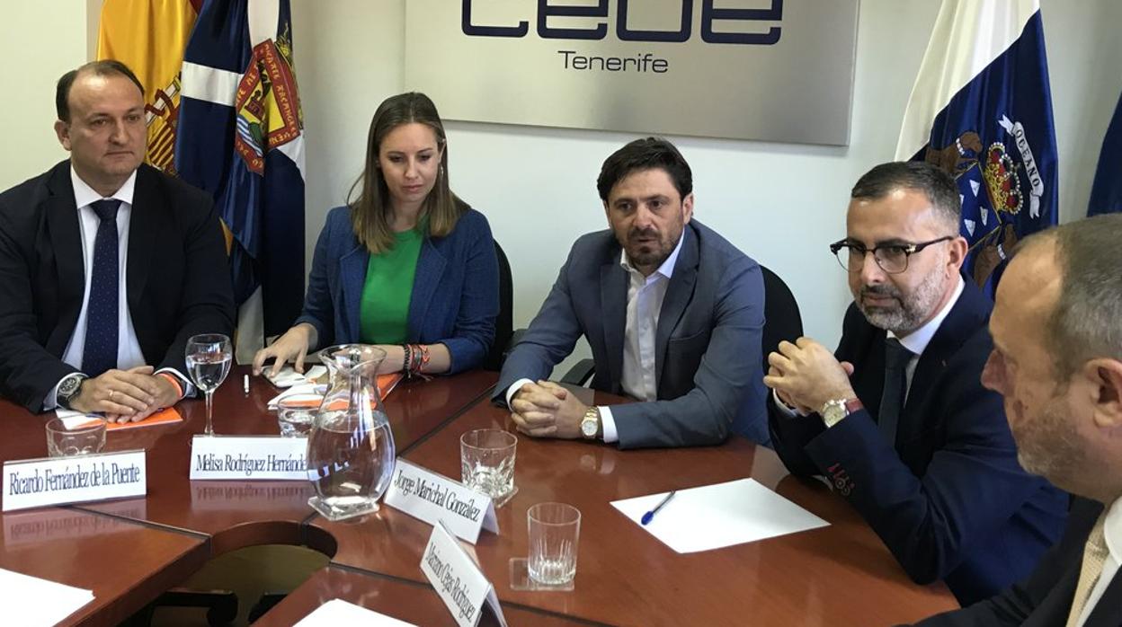 El diputado de Ciudadanos, Ricardo Fernández, Melisa Rodríguez, Marichal (Ashotel) y Cejas, coordinador de Cs Canarias