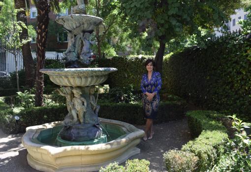 Josefina Royo de la Torre, directora del IML, en el jardín del palacete