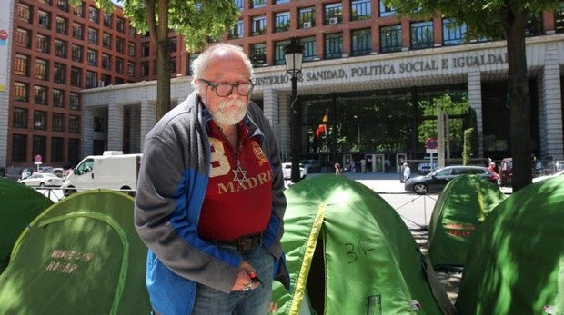 Los «indignados» con Carmena y Sánchez se amotinan en el Paseo del Prado