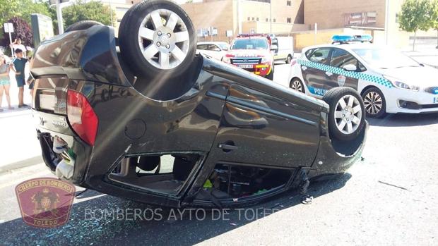 Aparatoso vuelco de un vehículo tras un accidente en el Polígono