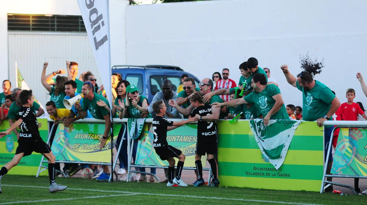Los jugadores del CD Toledo celebran uno de los dos goles marcados en la final