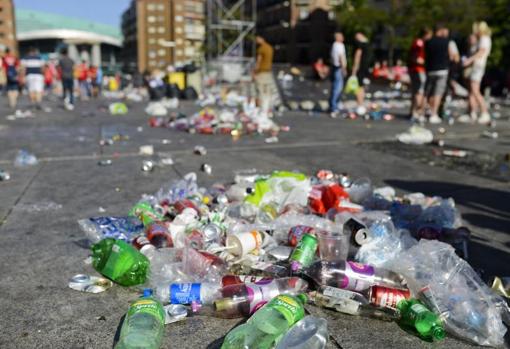 Sobre estas líneas, basura en la «fan zone» de Goya