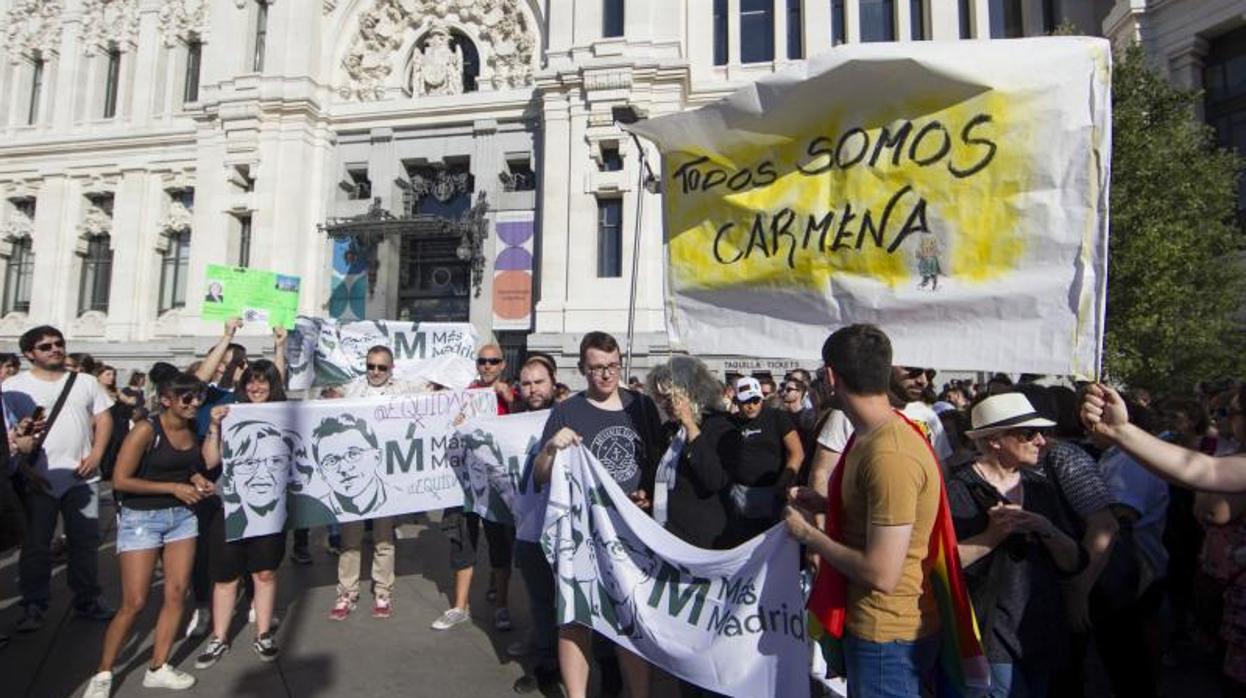 Decenas de personas se manifiestan en Cibeles, este sábado, para apoyar a Carmena