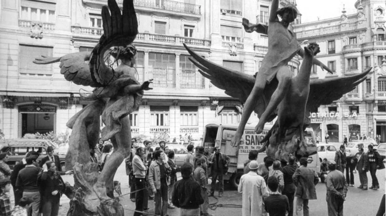 La victoria alada y el ave fénix, en 1977