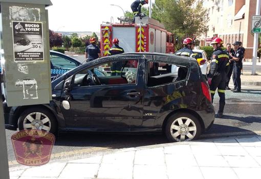 Aparatoso vuelco de un vehículo tras un accidente en el Polígono