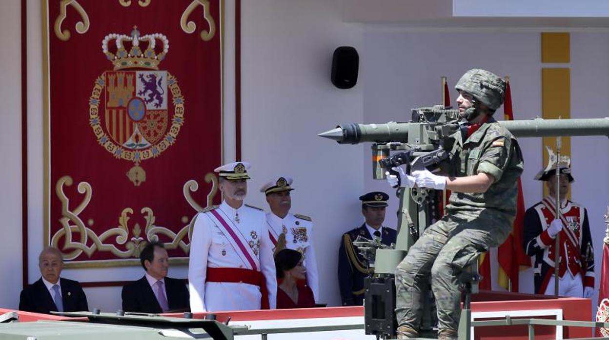 Los Reyes presidieron ayer el Dia de la Fuerzas Armadas en Sevilla