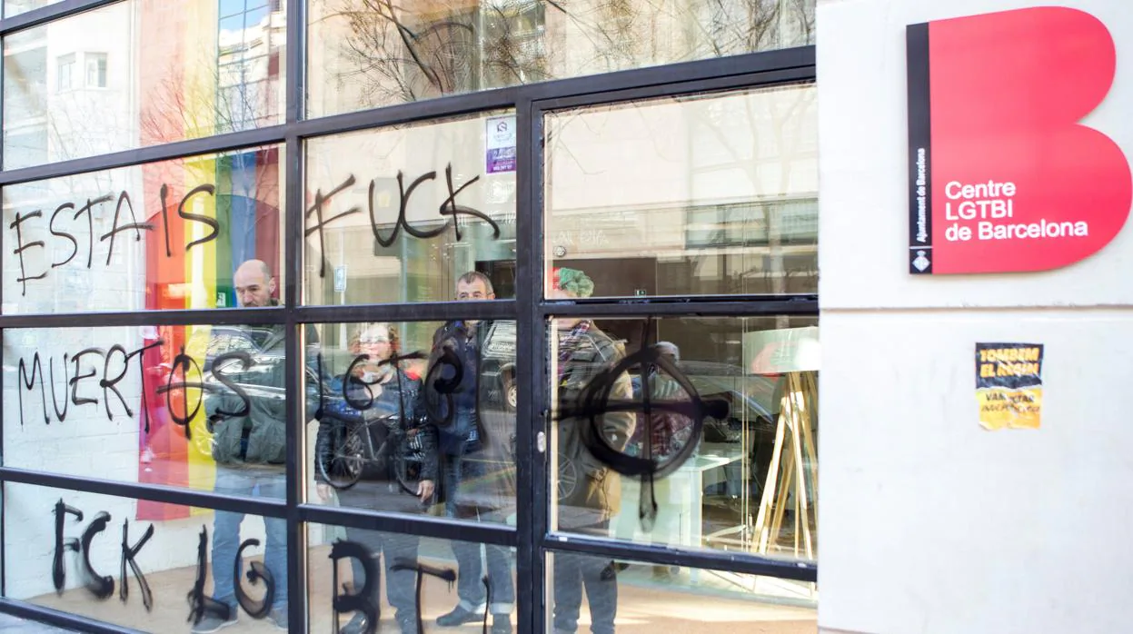 Frase pintada en enero en el Centro LGTBI de Barcelona que reza «estáis muertos»