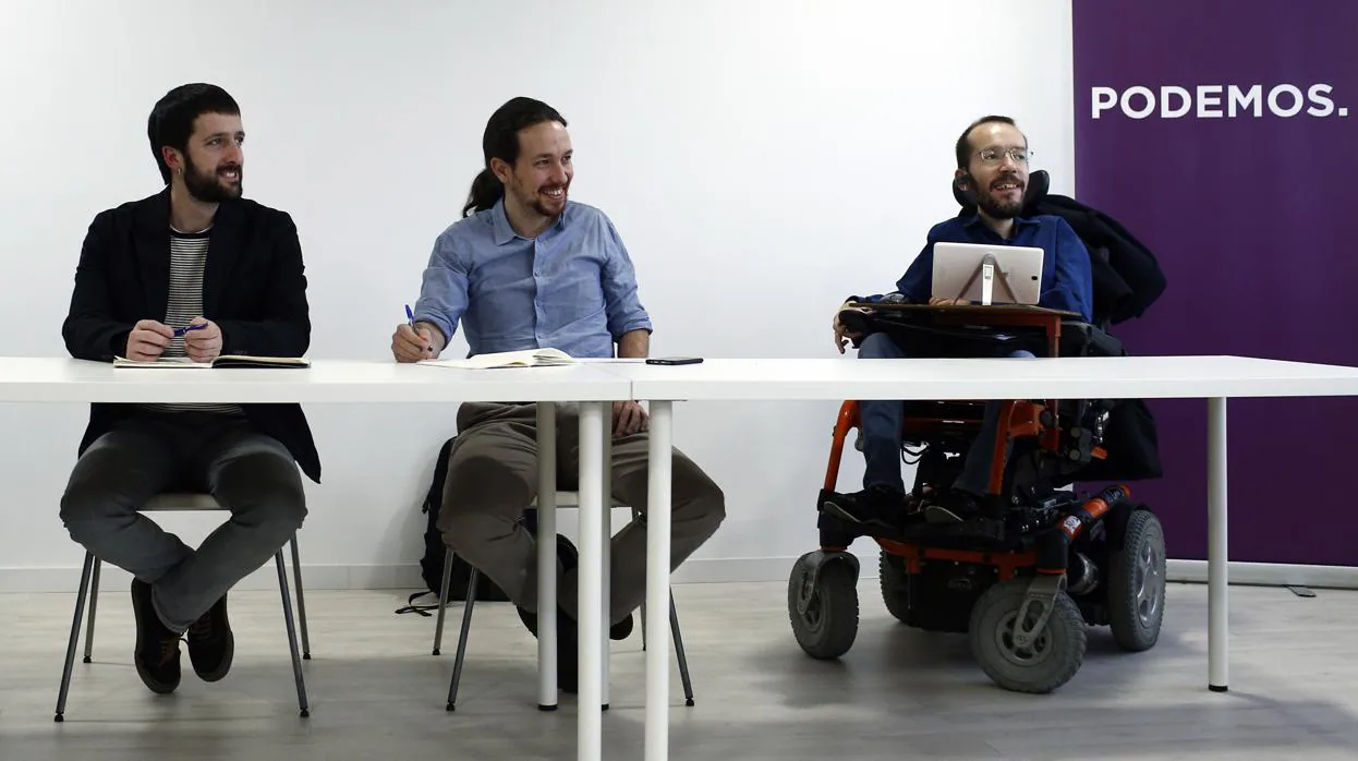 Juanma del Olmo, en la izquierda, junto a Pablo Iglesias y Pablo Echenique