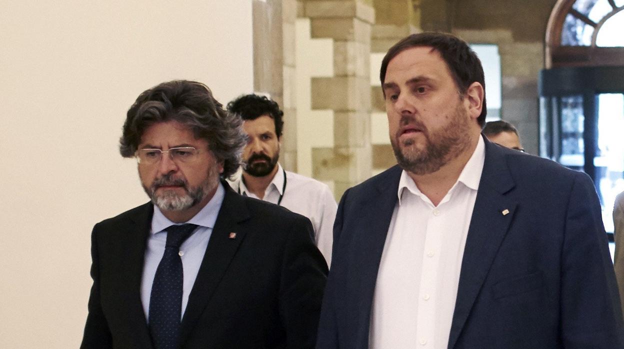 Antoni Castellà y Oriol Junqueras en el Parlament