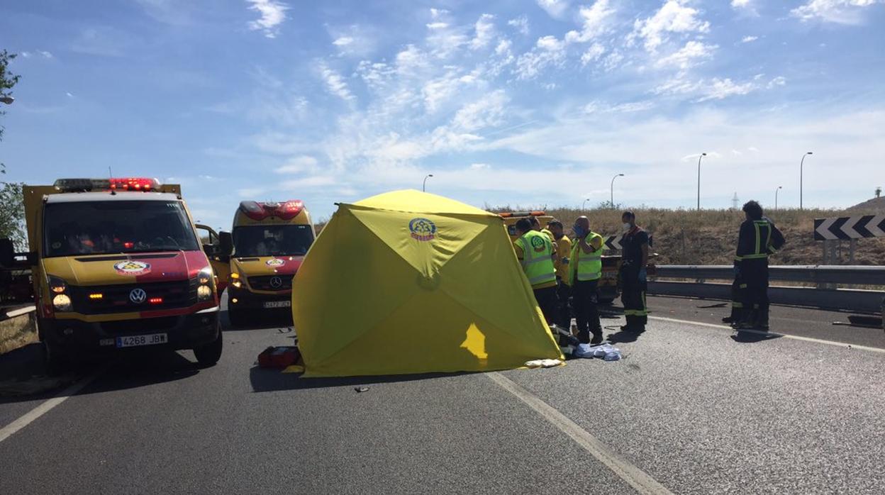 Muere un motorista arrollado por una grúa en Vicálvaro