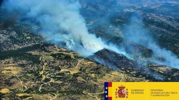 Desalojadas 20 personas en Hoyo de Pinares en el primer gran incendio de la temporada