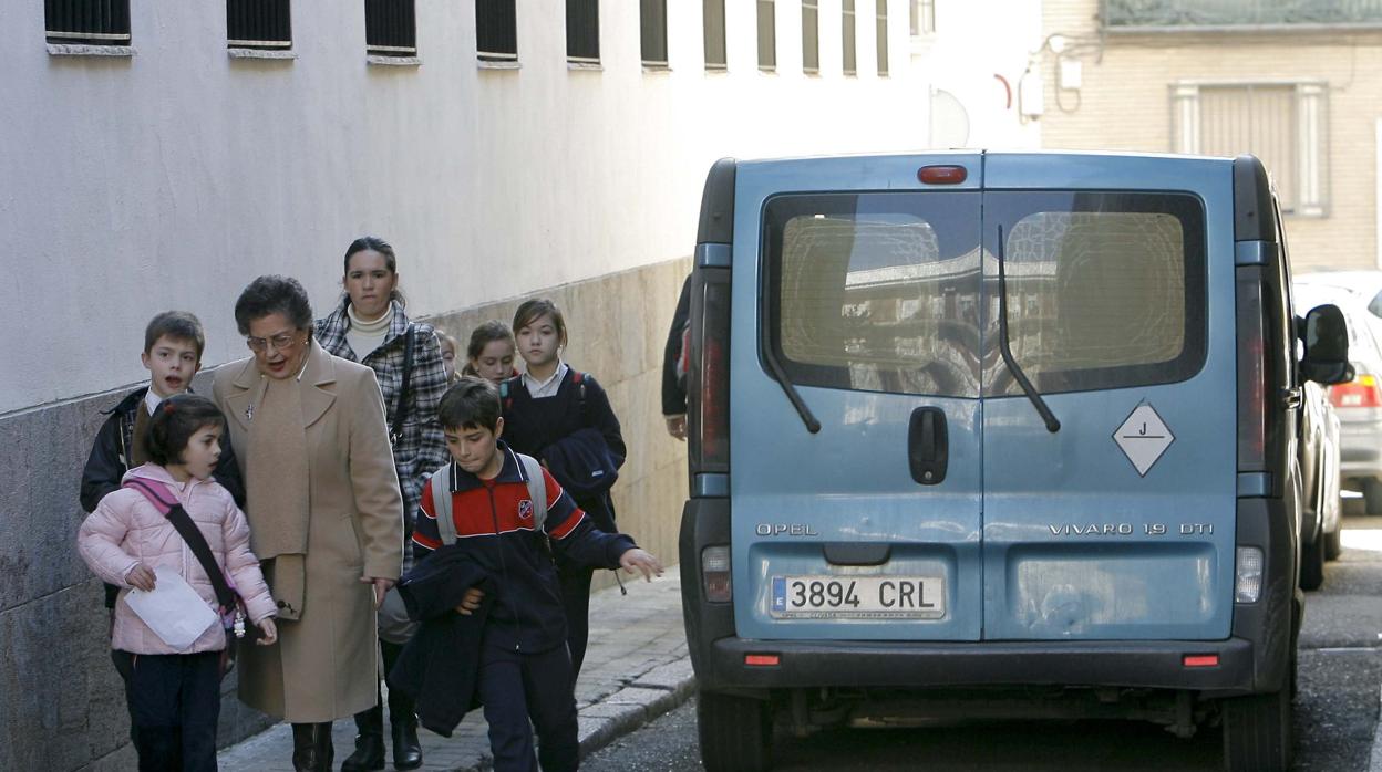 Nilos cruzando la calle de camino al colegio