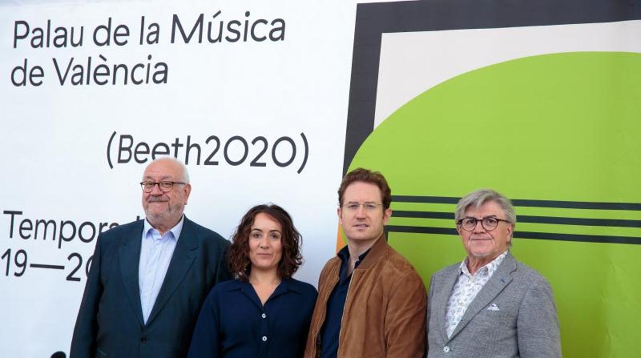 La presidenta del Palau en funciones, Gloria Tello, junto al director, Vicent Ros, el subdirector Manuel Muñoz y el director de la Orquesta de València, Ramón Tebar