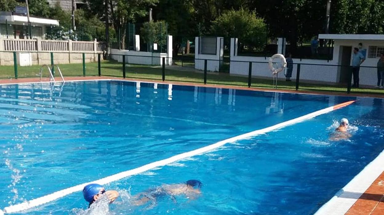 Unos niños, en una piscina en Salceda de Caselas