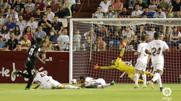 1-2: El Albacete vuelve a tropezar en casa y regala el ascenso al Granada