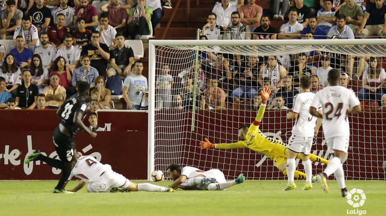 N’Diaye en el momento de marcar el 0-2, con varios defensas manchegos en el suelo