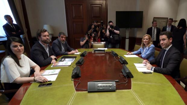 El PP y Vox encuentran un «espacio común de diálogo» para formar «gobiernos de libertad»