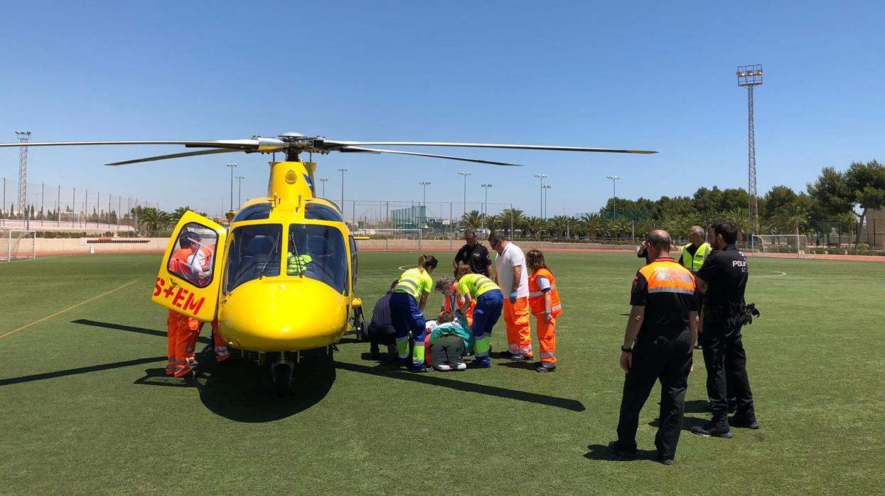Personal del SAMU se dispone a trasladar al herido en el helicóptero medicalizado