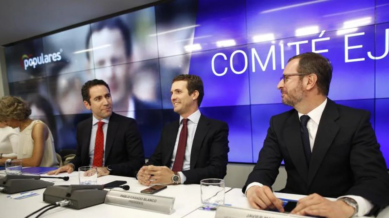 Pablo Casado, presidente del PP, junto con Teodoro García-Egea y Javier Maroto