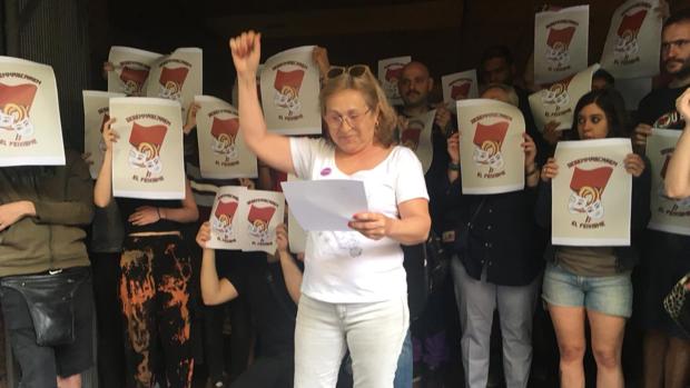 Activistas de la CUP protestan ante la sede de Societat Civil Catalana al grito de «fascistas»
