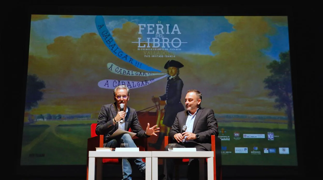 El delegado de ABC Castilla y León, José Luis Martín, junto al autor extremeño Jesús Sánchez Adalid