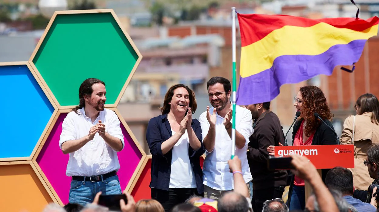 Pablo Iglesias, Ada Colau y Alberto Garzón, en un mitin con la bandera de la II República