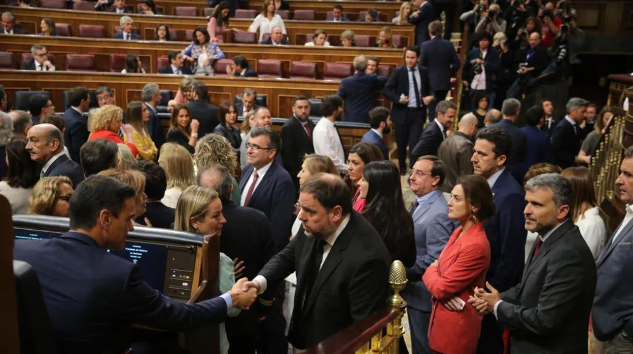 Saludo entre Sánchez y Junqueras en la constitución del Congreso