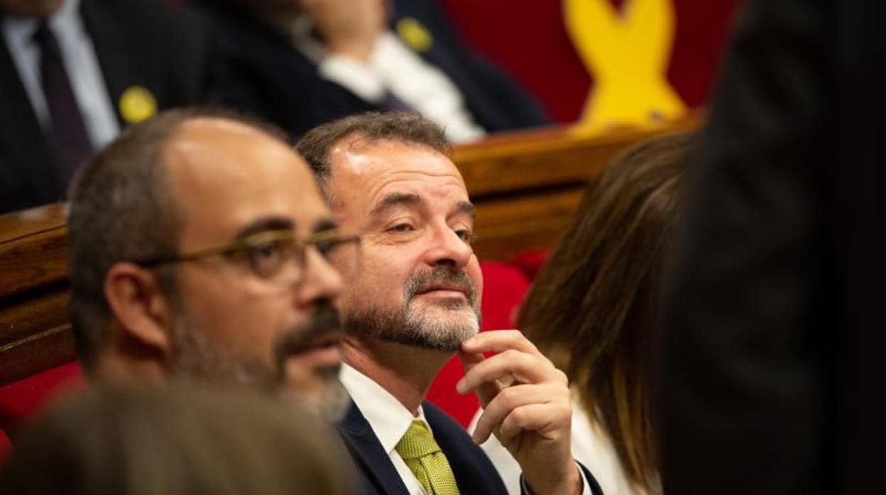 Alfred Bosch, en el Parlamento de Cataluña, al lado del consejero de Interior, Miquel Buch