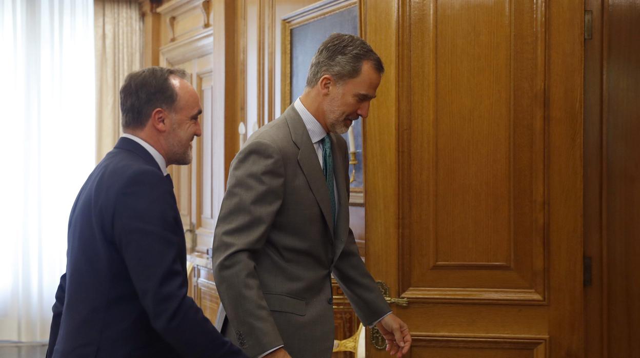 El Rey con el presidente de Unión del Pueblo Navarro (UPN), José Javier Esparza Abaurrea