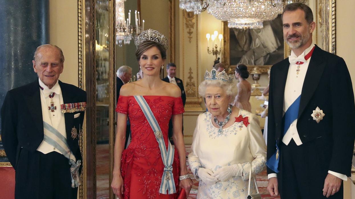 La Reina de Inglaterra impondrá el 17 de junio la Orden de la Jarretera al  Rey de España en Windsor