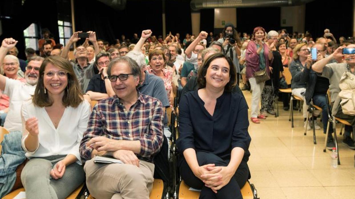 Janet Sanz, Joan Subirats y Ada Colau, al principio del plenario de BComú