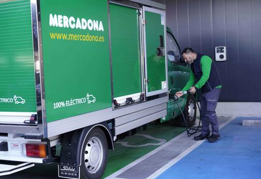 Un operario de Mercadona recarga un vehículo eléctrico para el reparto online