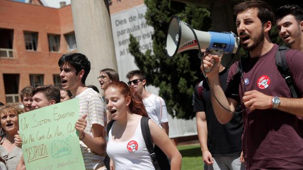 El Sindicato de Estudiantes protesta ante la Generalitat por el examen de Matemáticas de la Selectividad