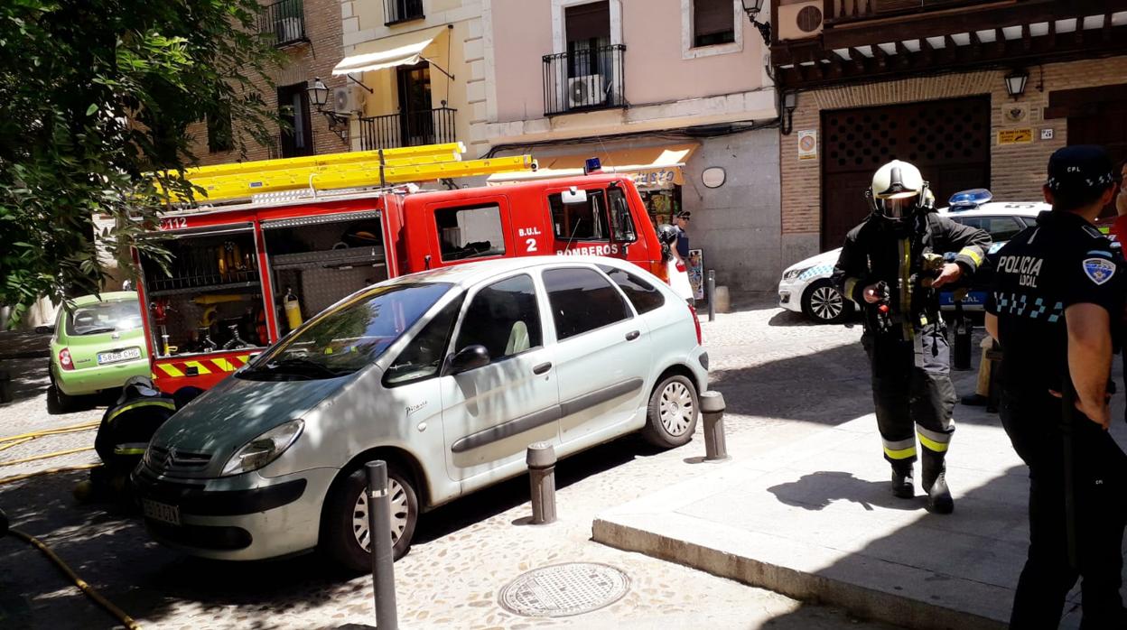 Un bombero con un equipo de respiración autónoma se encamina hacia la Fundación Ortega-Marañón