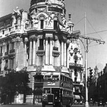 Los autobuses históricos de la EMT aparcan en el Paseo del Prado por un día