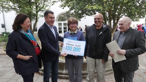 Santiago de Compostela recibe a su peregrino 100.000 del año