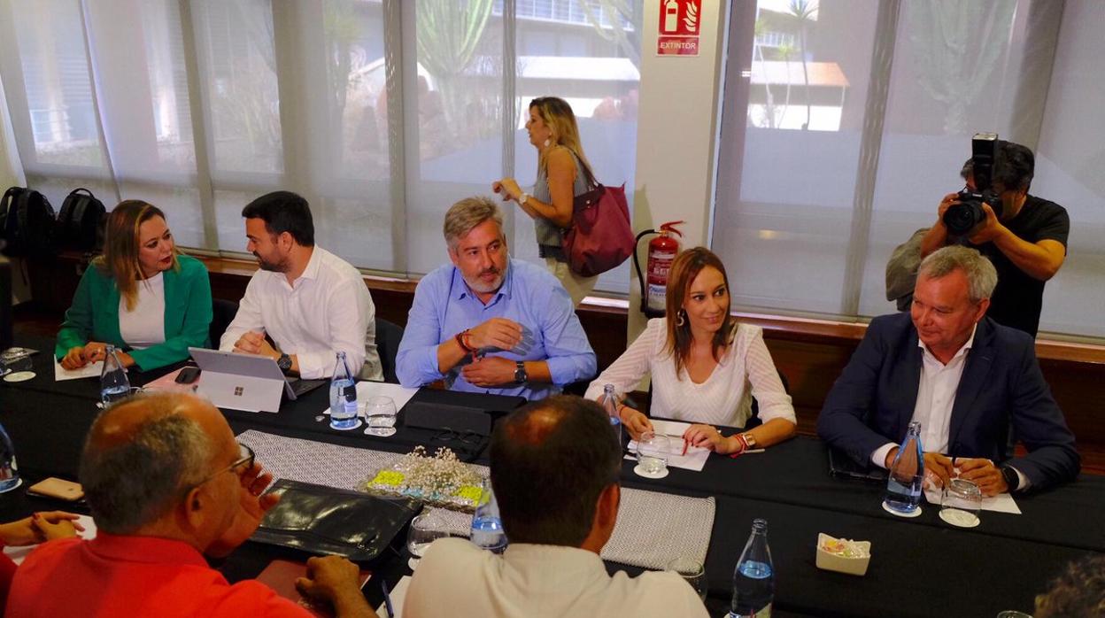 Socialistas y PP ya tienen primer acuerdo insular en Canarias