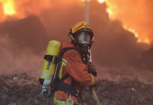 Un incendio destruye mil metros cuadrados de una planta de reciclaje de Riba-roja
