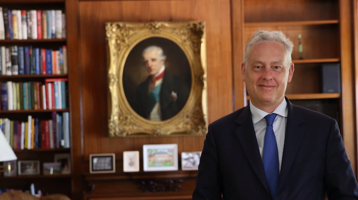 El embajador británico, en una estancia de su residencia. Detrás un retrato del Duque de Wellington