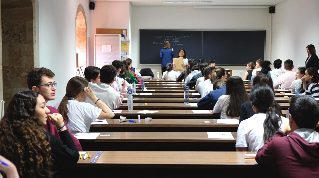 Estudiantes se presentan a la evaluacion de Bachillerato en el distrito de Salamanca, la pasada semana