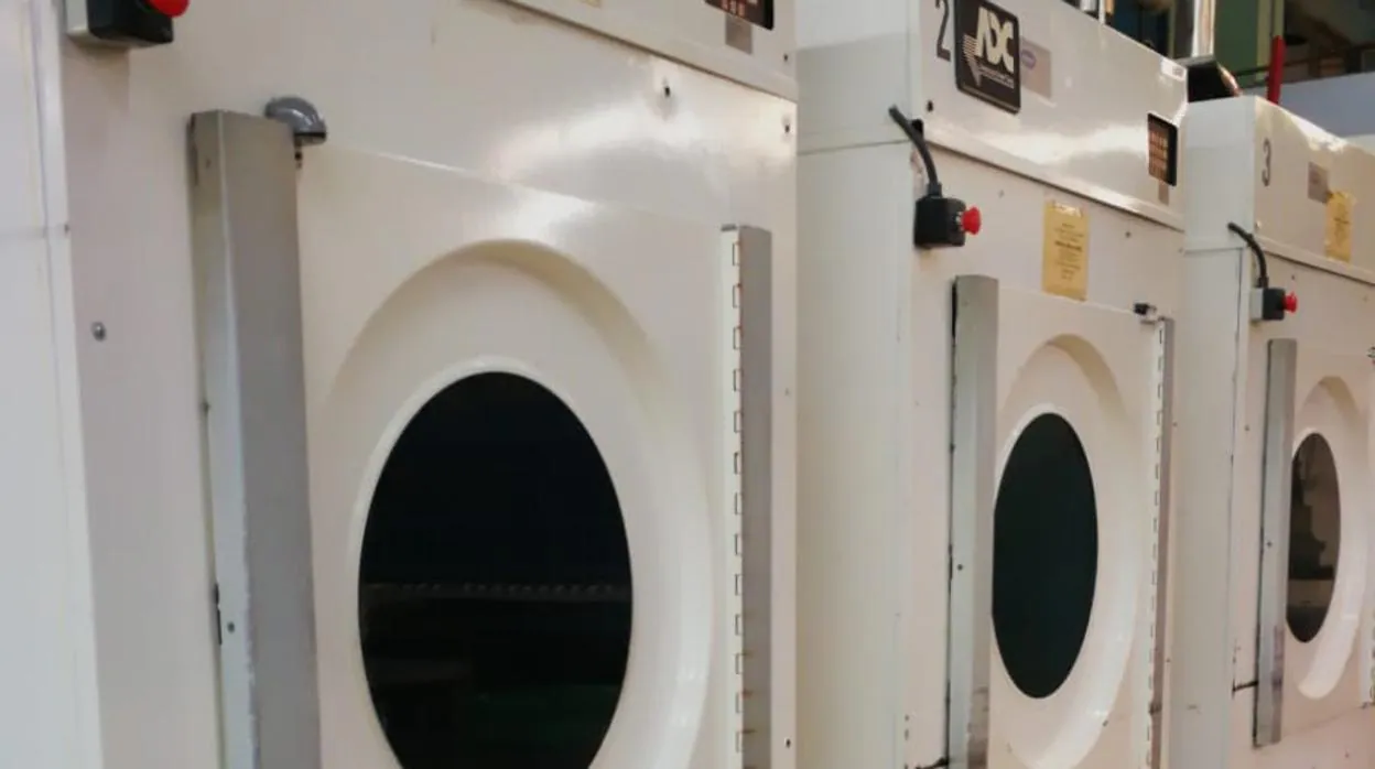 Máquinas de la lavandería del Hospital Clínico, que se están renovando en estos momentos