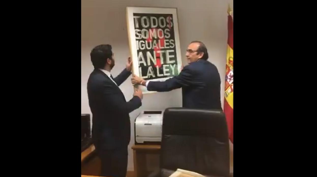 José Ignacio Arias Moreno cuelga el cuadro del Rey en sustitución del que había en su despacho