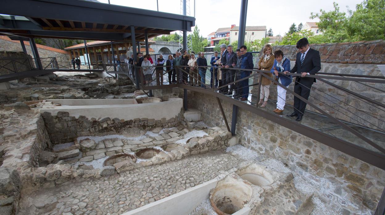 La delegada del Gobierno en Castilla y León, Mercedes Martín Juárez, asiste junto al alcalde de Ávila, José Luis Rivas Hernández, a la inauguración de las Tenerías de origen judío del barrio de San Segundo