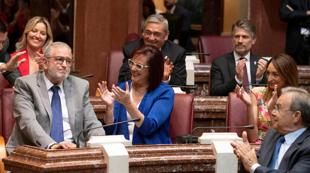 Castillo, elegido presidente de la Asamblea murciana, es aplaudido por sus compañeros