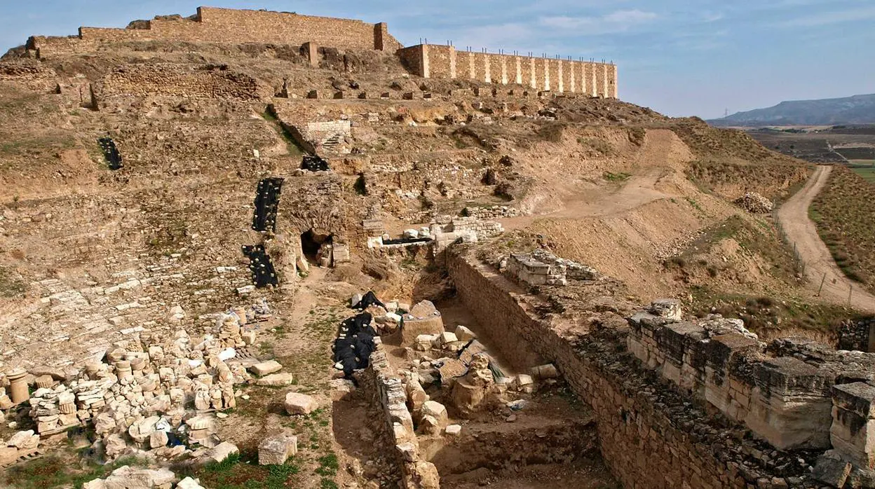 Vista panorámica de parte del yacimiento romano de Bílbilis. En primer plano, las ruinas de su teatro