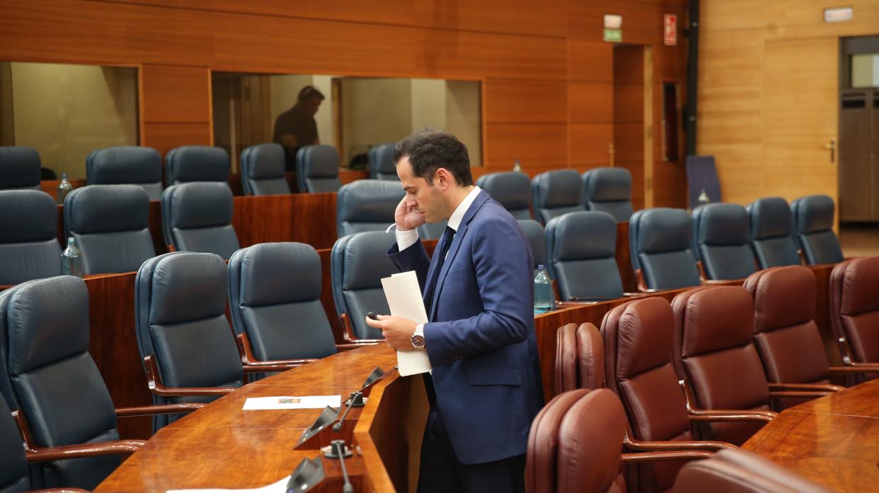 Ignacio Aguado, candidato de Cs, habla por teléfono al finalizar el pleno de constitución de la Asamblea