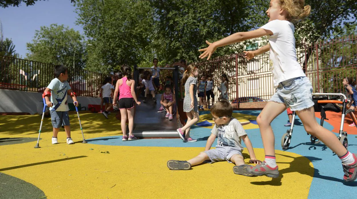 Niños jugando en un parque infantil