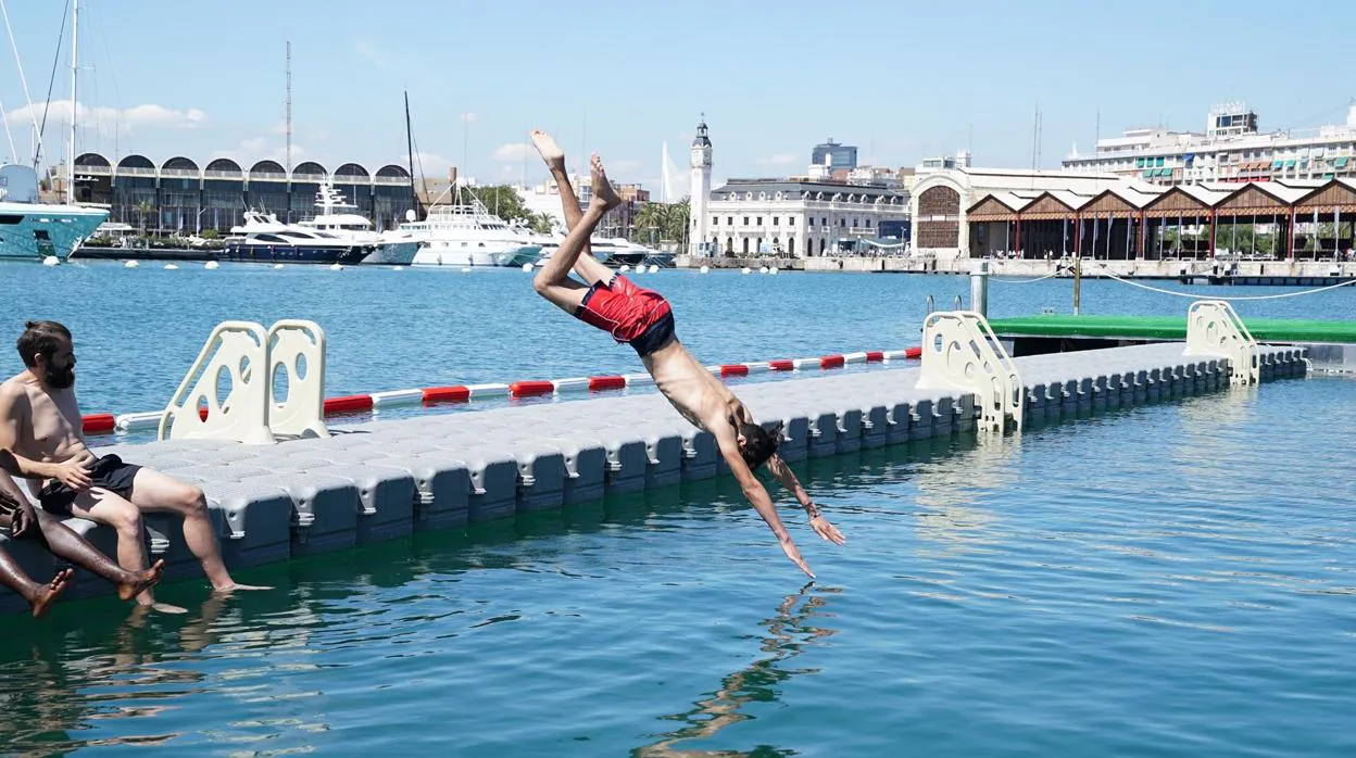 Valencia inaugura una piscina urbana de aguas saladas en el puerto de la Marina